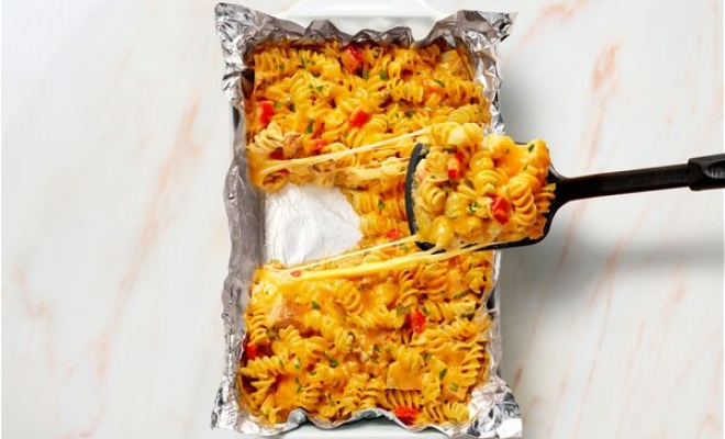 
Cheesy Pasta with Chicken and Vegetables
